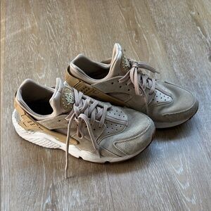 Nike air huaracheBeige and White Sneakers